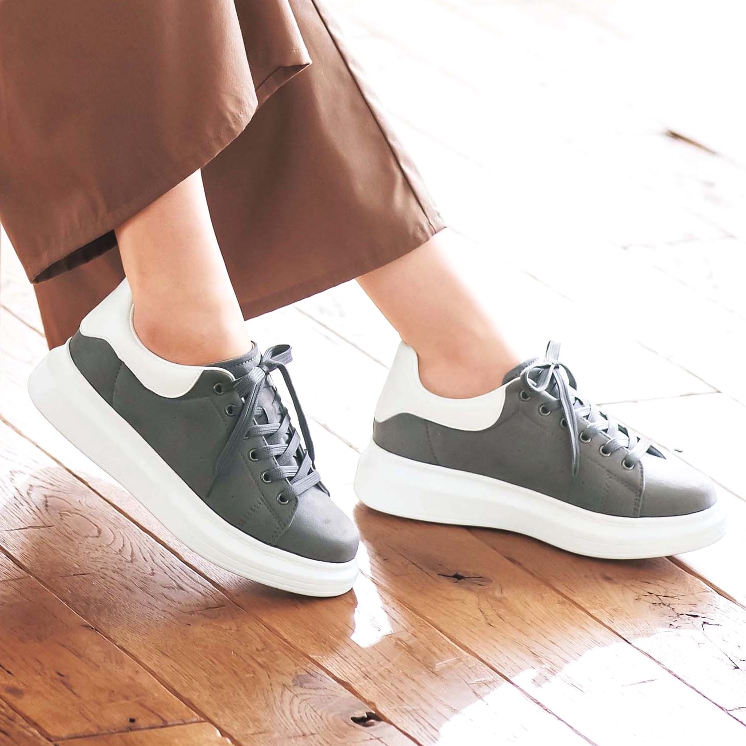 グレースニーカーのレディースコーデ 21秋 アイテム別におしゃれな着こなし Folk