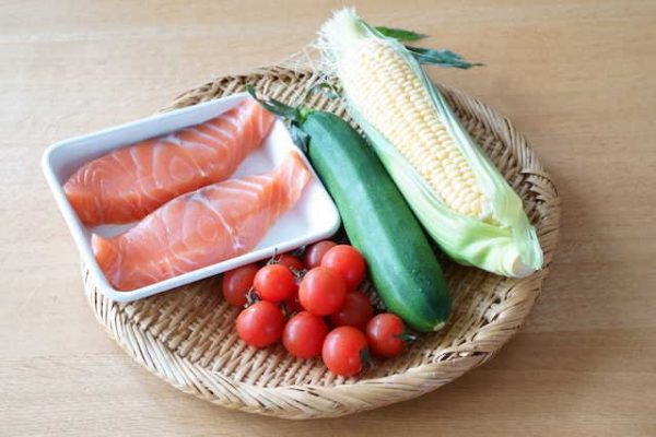 海の家風メニュー「鮭と夏野菜のバジル蒸し マヨネーズがけ」3