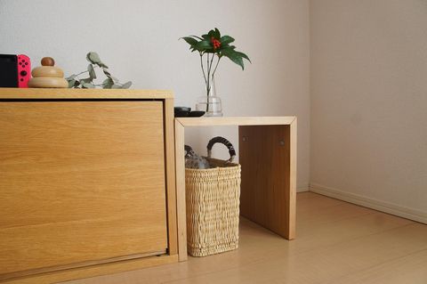 コの字の家具でかごの収納