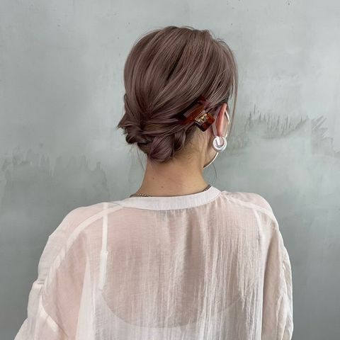 大人で上品な低めのまとめ髪ヘアアレンジ