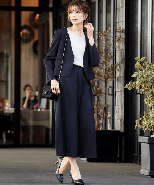 大人女性の ネイビースーツコーデ 選 レディースの着こなしは品よくまとめる Folk