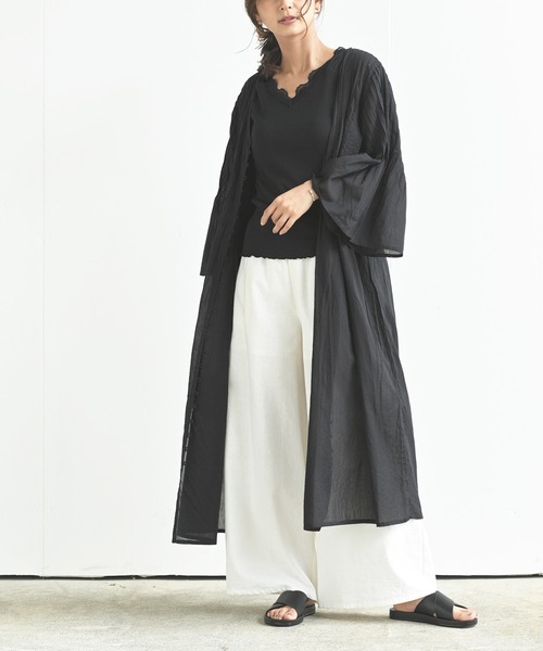 黒前開きワンピース×白ワイドパンツ
