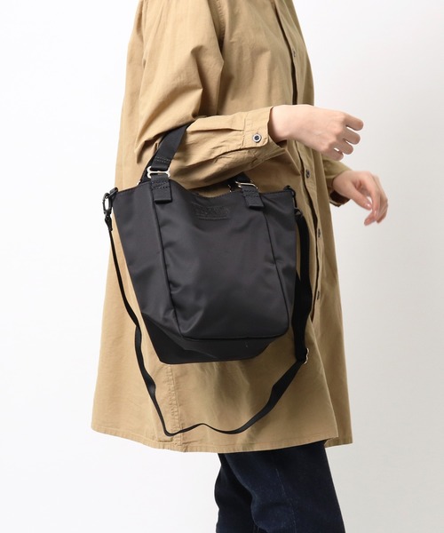 コンパクトに持てる人気のトートバッグ