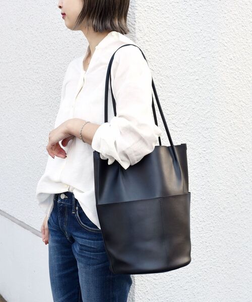 スマートな縦長シルエットのトートバッグ