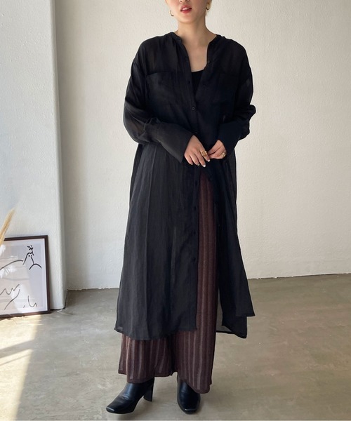 黒ワンピース×茶プリーツパンツ
