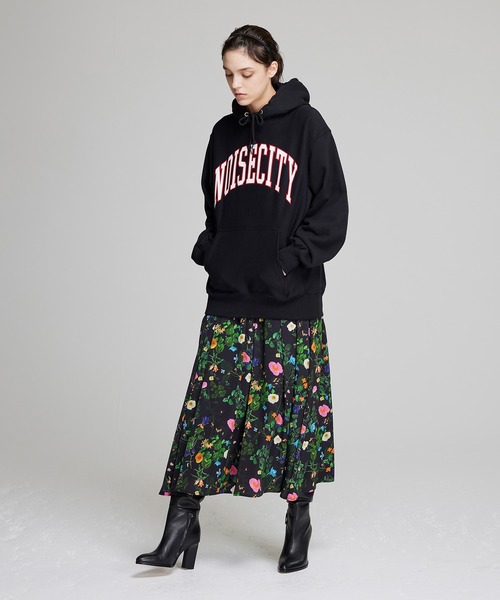 花柄スカートの秋コーデ 幼くならない大人の着こなしを要チェック Folk