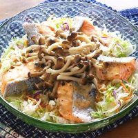 レンジで簡単！鮭としめじのレンジ蒸し温サラダ
