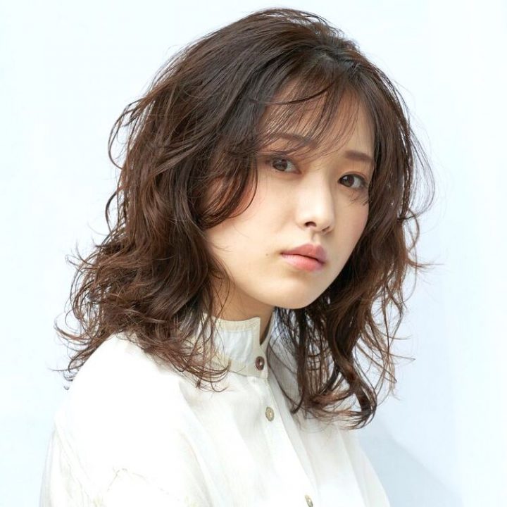 外国人風のパーマ強め ミディアムが今おしゃれ グッと垢抜ける大人ヘアカタログ Folk