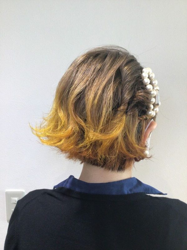 ねじりで立体感を出す二次会ヘアアレンジ