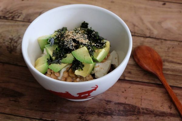 朝ごはんに人気の簡単アボカド納豆丼