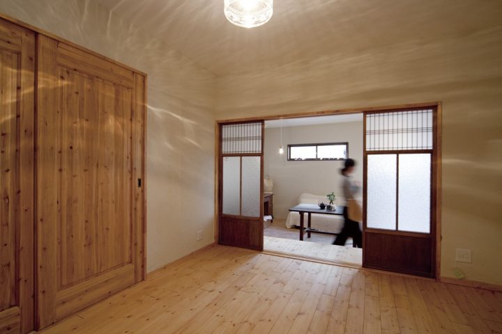 古い建具を蘇らせた戸建て