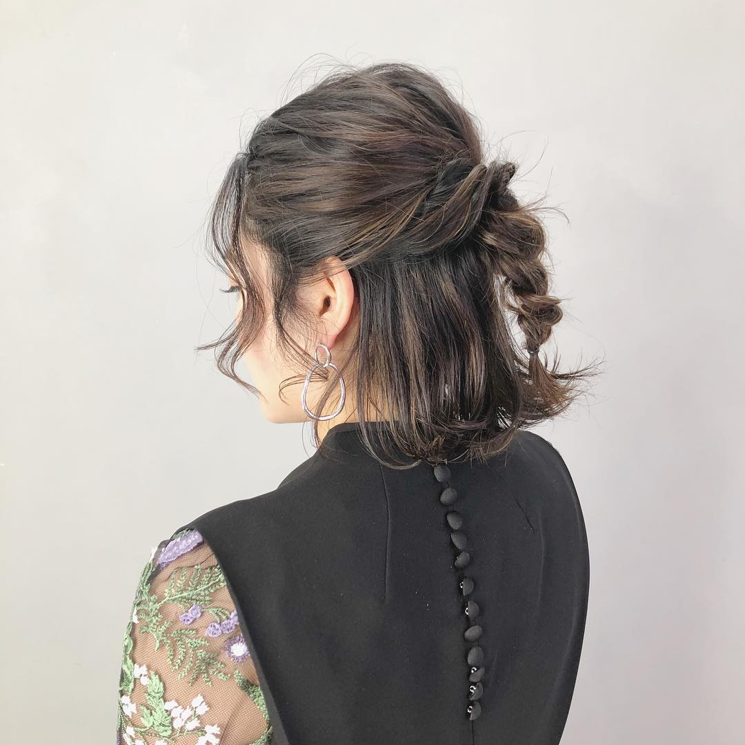 編みおろしがおしゃれな二次会ヘアアレンジ