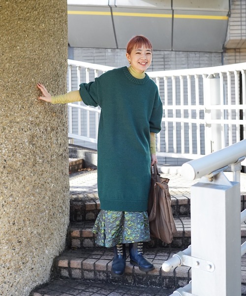 ニットワンピース×花柄スカートのママコーデ