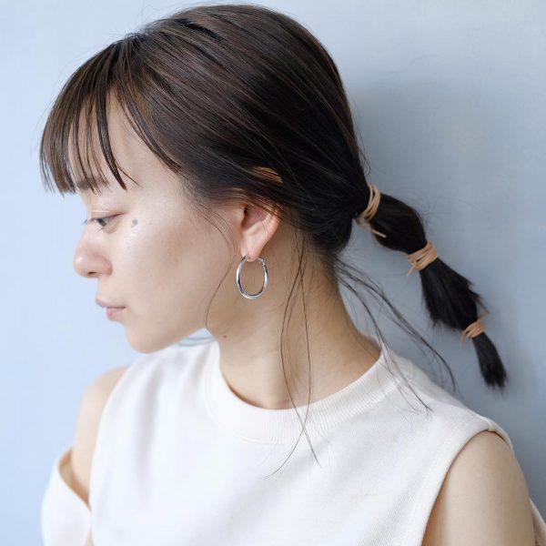 紐でぐるぐる一本結びのヘアアレンジ