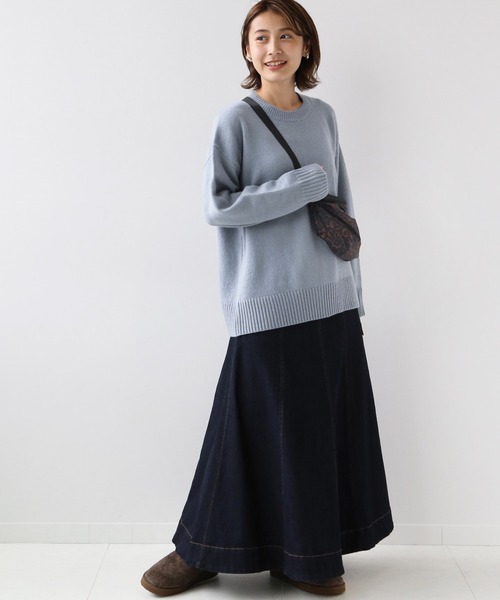 クルーネックプルオーバーの服装