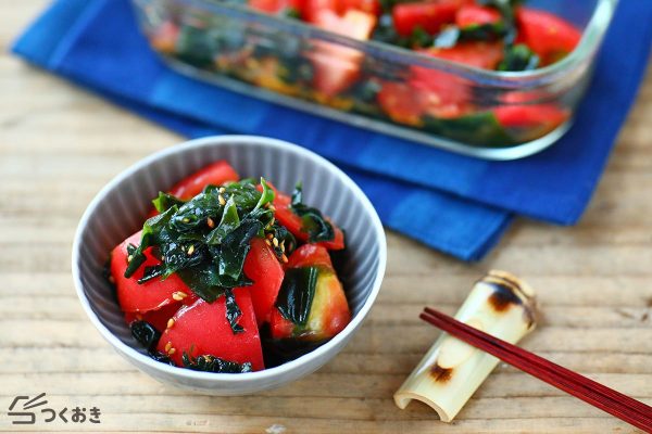 簡単副菜のわかめとトマトのごまサラダレシピ