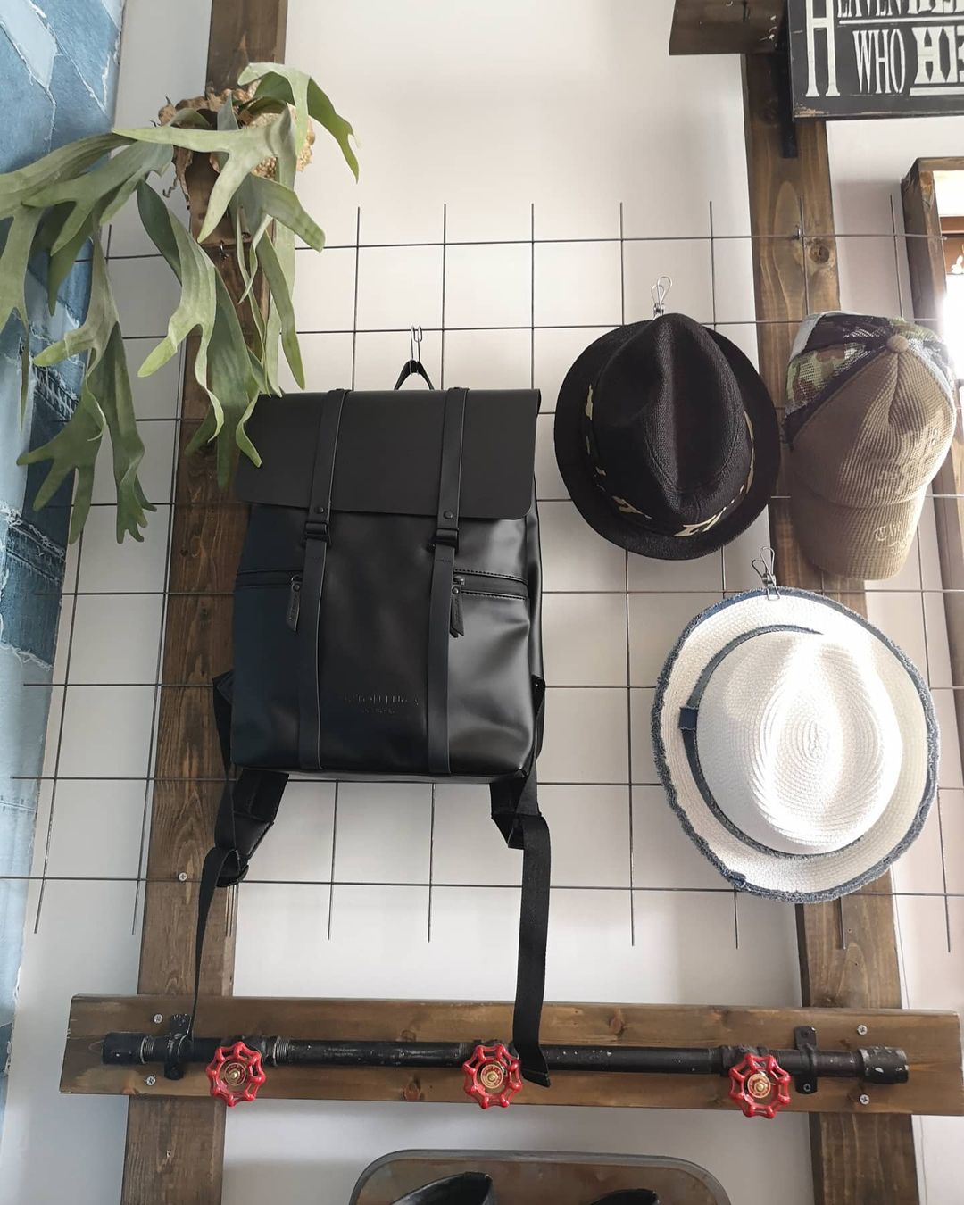 ワイヤーを取り付けたディアウォールの棚