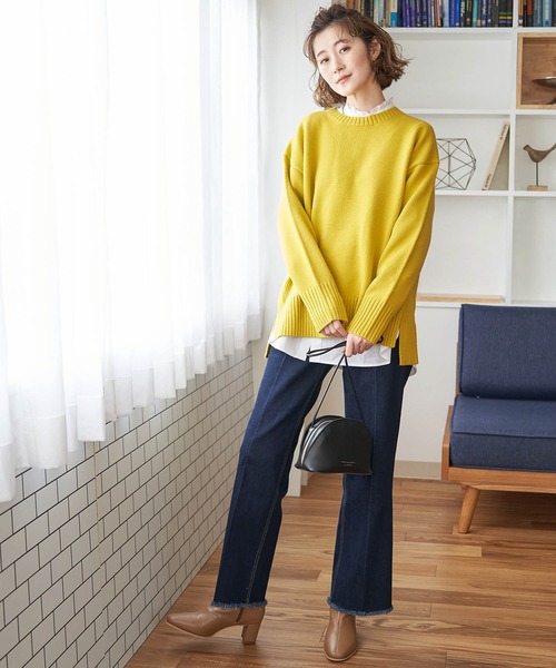 クルーネックニット×フリンジデニムパンツ