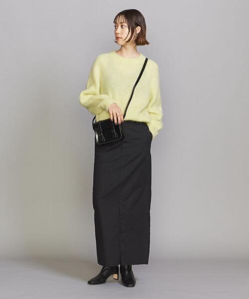 たまご色ニット×黒スリットロングスカート