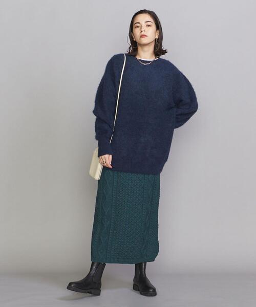 緑ニットロングスカート×黒ニットの冬コーデ