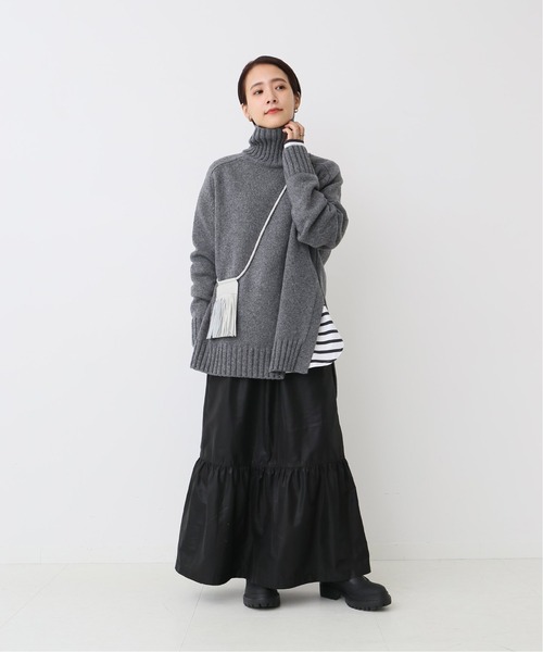 グレーニット×黒タフタロングスカート