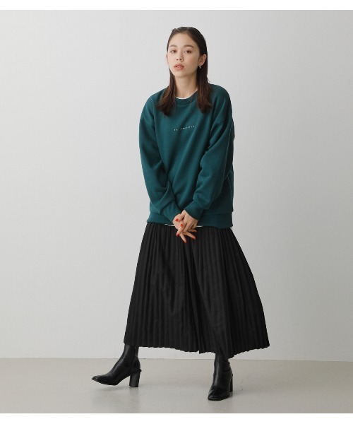 グリーンスウェット×黒プリーツロングスカート