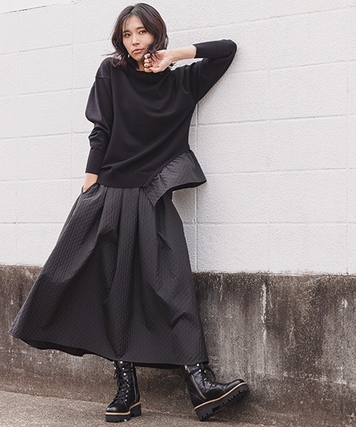 黒ニット×黒キルティングロングスカート