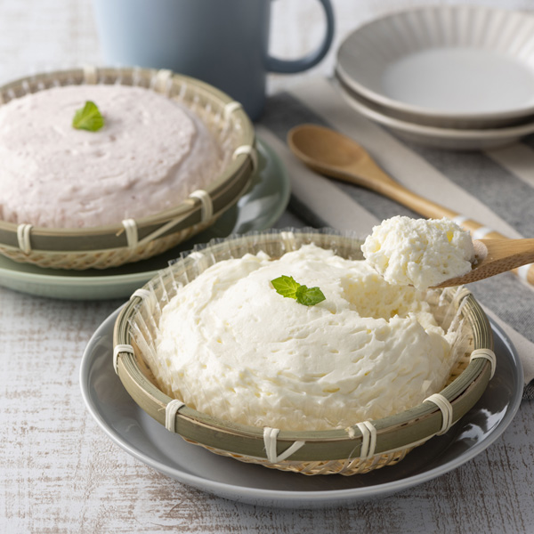 ざるにのせた2種類のふわふわチーズケーキ