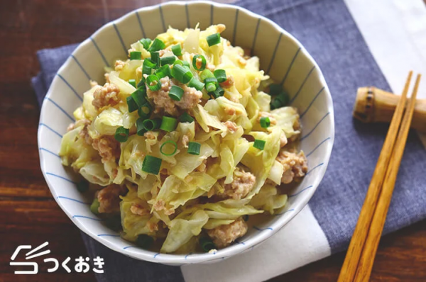 キャベツと鶏そぼろ簡単レンチン和え物