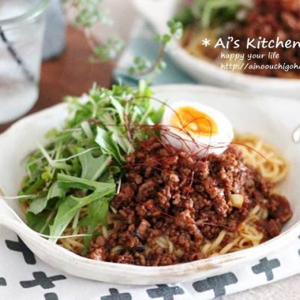 中華料理で人気の麺類の汁なし担々麺