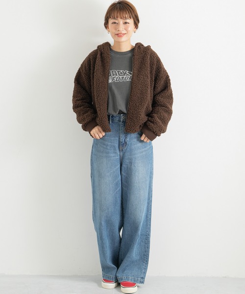 赤スニーカー×ワイドデニムパンツの冬コーデ