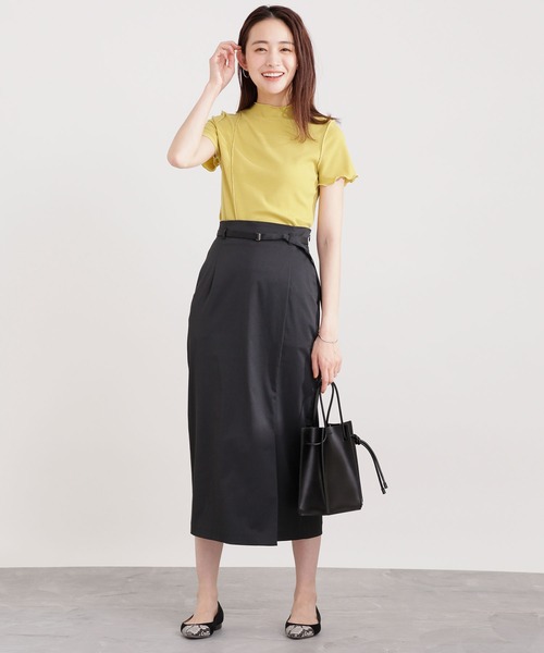 イエローTシャツ×黒サス付タイトスカート