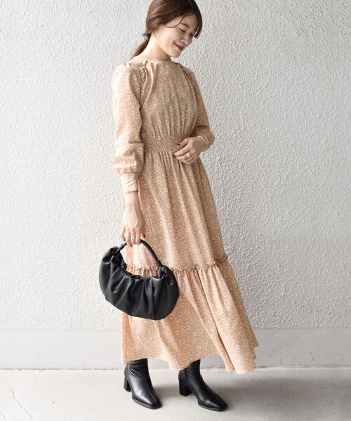 ベージュ花柄ワンピース×黒ブーツの冬コーデ