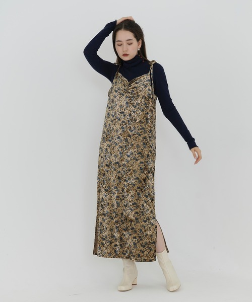 ベージュ花柄ワンピース×黒ニットの冬コーデ