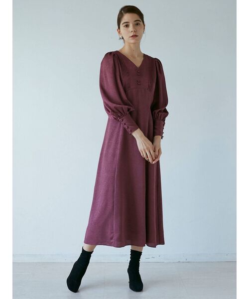 ピンタックサテンワンピースの服装