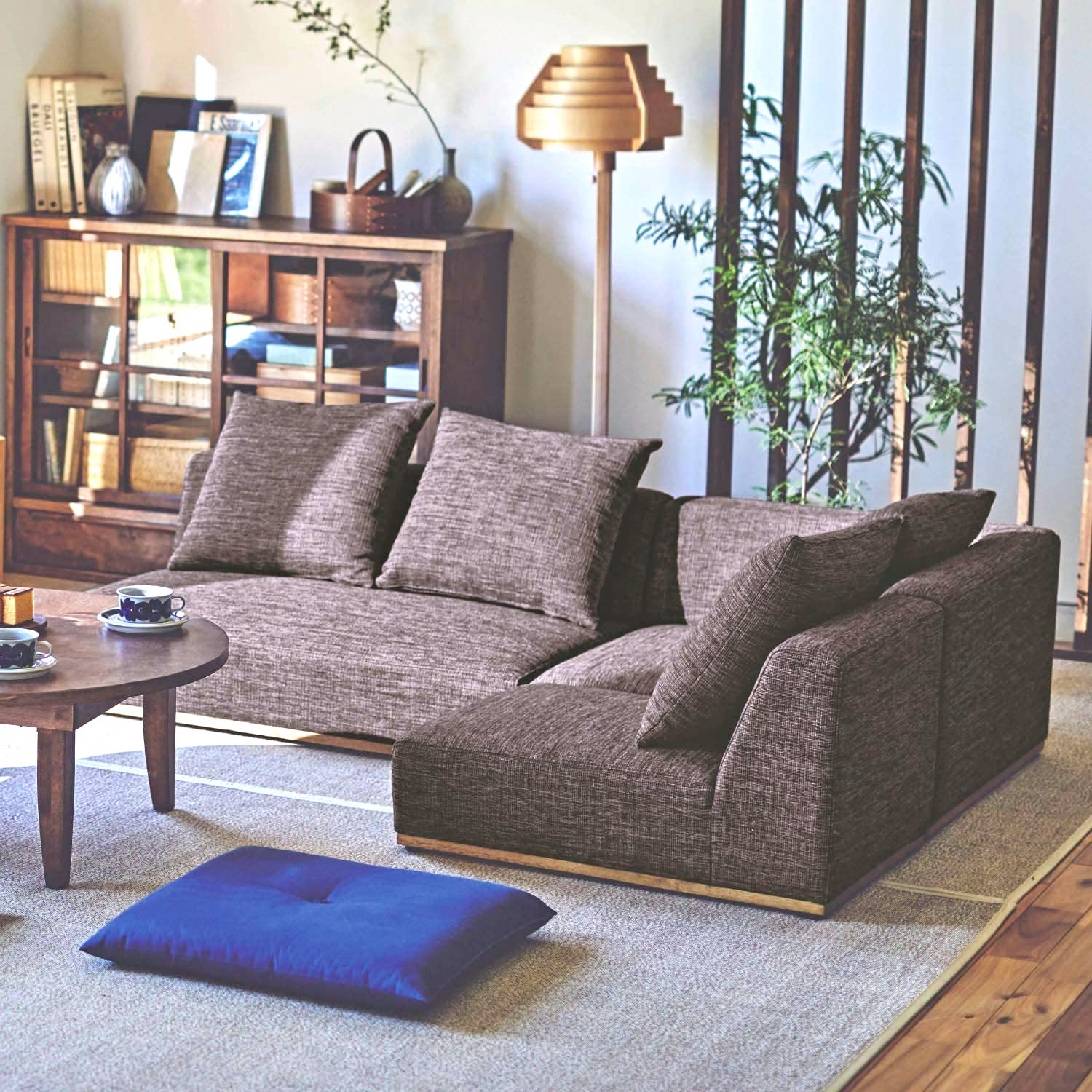 ホッとくつろげる「ローソファ」のおすすめ14選。お部屋に迎えたい