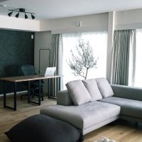 リノベーション賃貸で叶える、ほっと落ち着けるグレーとアンティークの二人暮らしインテリア