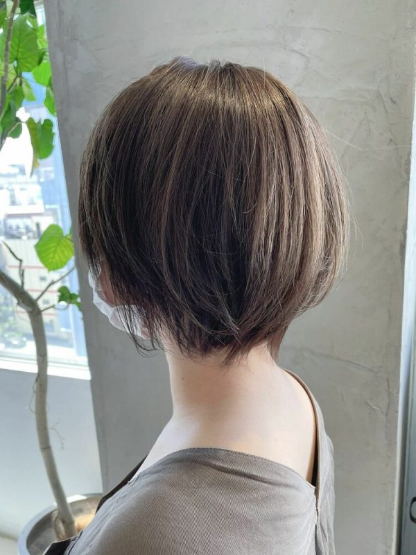 ショート×明るめアッシュグレーのヘアカラー