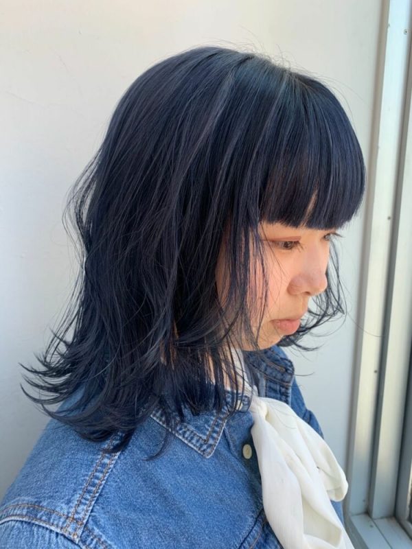 カジュアル派に人気のネイビーヘアカラー