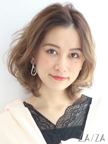 髪の動きを強調する40代向けヘアカラー