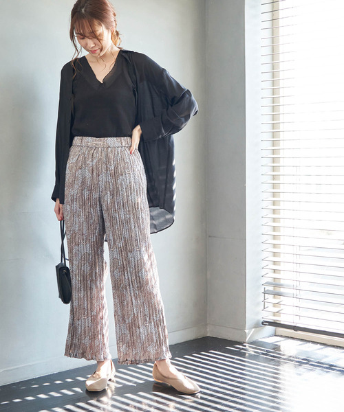 22春のプリーツパンツコーデはこうする 大人のおしゃれな着こなしをチェック Folk