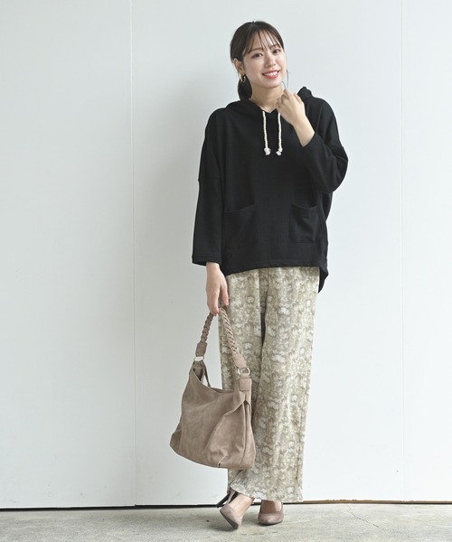 22春のプリーツパンツコーデはこうする 大人のおしゃれな着こなしをチェック Folk