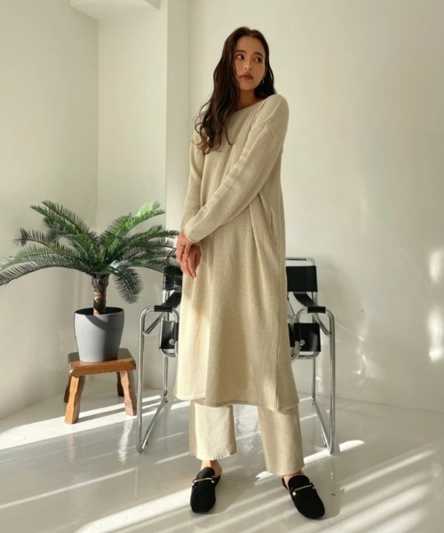 ワンピース×パンツで人気のワントーンコーデ