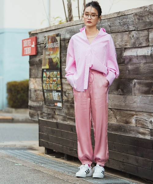 ピンクシャツ×ピンクパンツの春ファッション