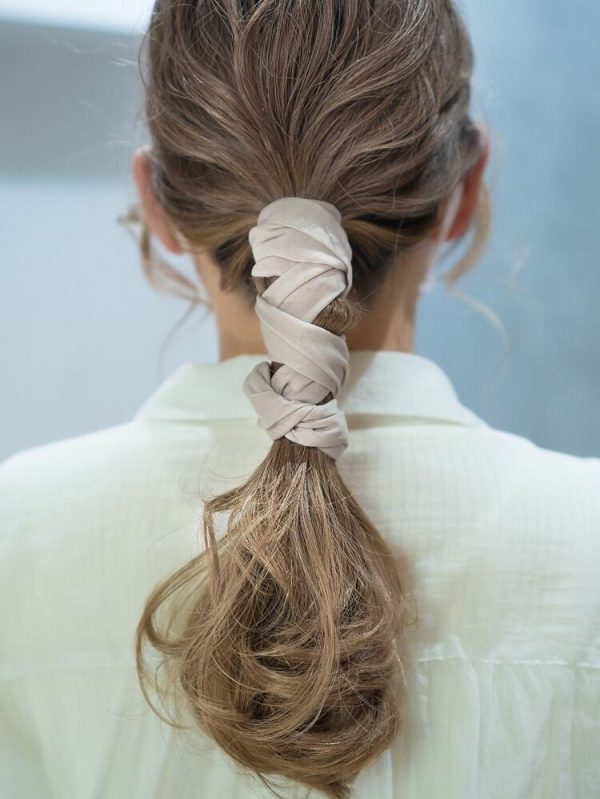 紐アレンジで雨の日もすっきりまとまるヘアアレンジ