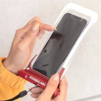 海やプールも安心《スマホの防水ケース》特集。水中撮影にも適した最新カバーをご紹介