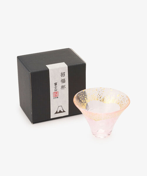 淡いピンクとゴールドの柄がフェミニンなグラス