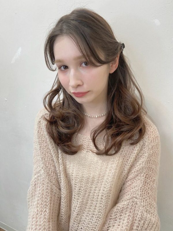 自然な濃淡のブリーチなしのヘアカラー