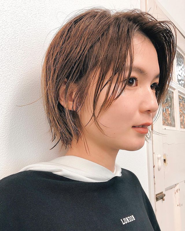 襟足長めのショートカットがおしゃれ 大人女性におすすめのカタログをご紹介 Folk