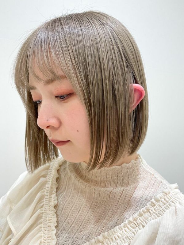 つやつやなグレージュの明るめヘアカラー